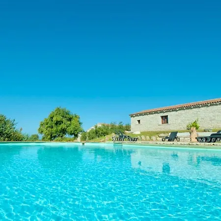 Isa - With Swimming-pool In Apartahotel