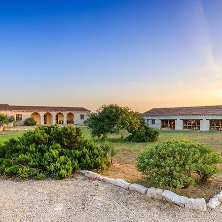 Ξενοδοχείο με διαμερίσματα Isa - With Swimming-pool In 3*