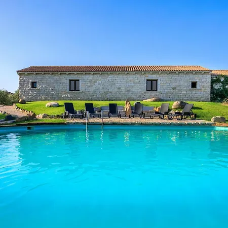 Isa - With Swimming-pool In Badesi