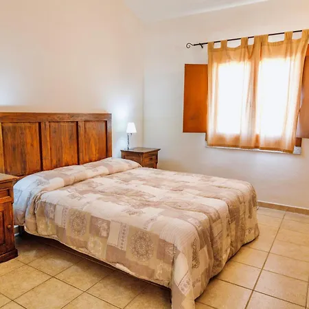 Isa - With Swimming-pool In Appart hôtel