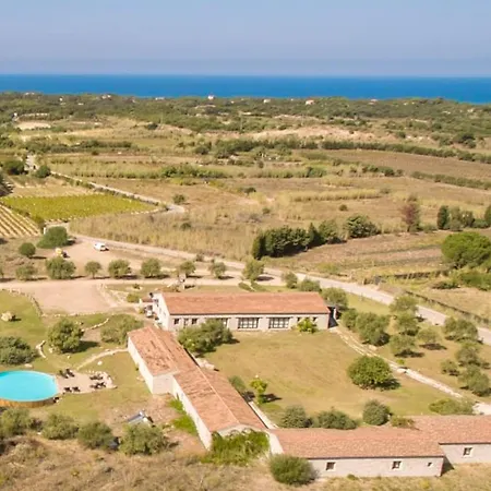 Isa - With Swimming-pool In מלון דירות 3*
