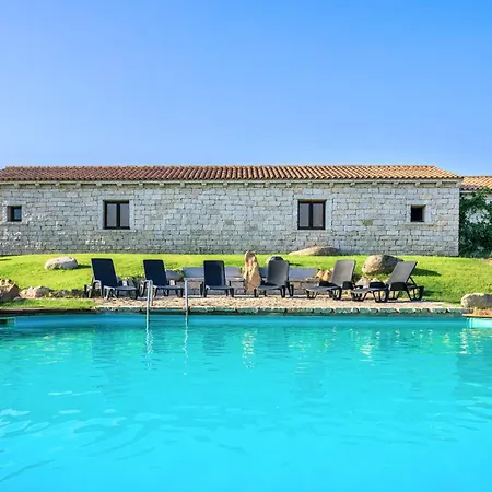 Appart hôtel Isa - With Swimming-pool In 3*