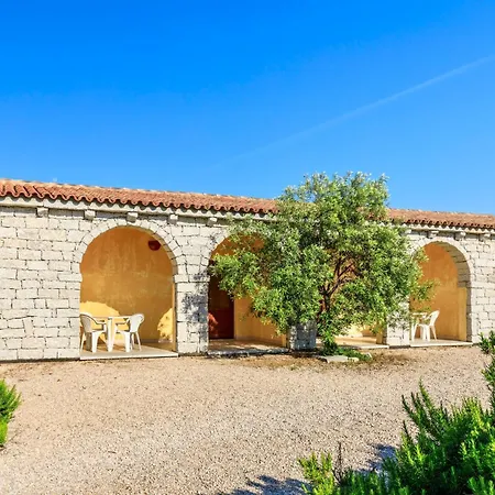 Appart hôtel Isa - With Swimming-pool In 3*