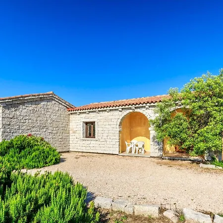 Isa - With Swimming-pool In Appart hôtel